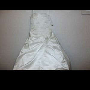 New w/ Tags! Beautiful Davids Bridal Wedding Dress